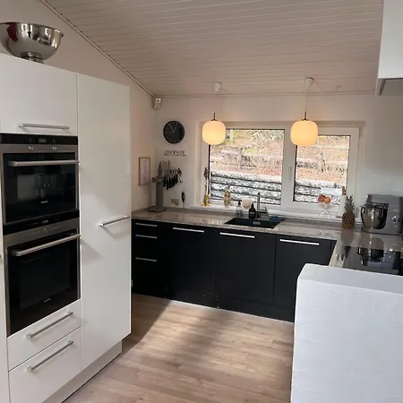 Stort Og Laekkert Hus Midt I Naturen Og Taet Pa Byen *